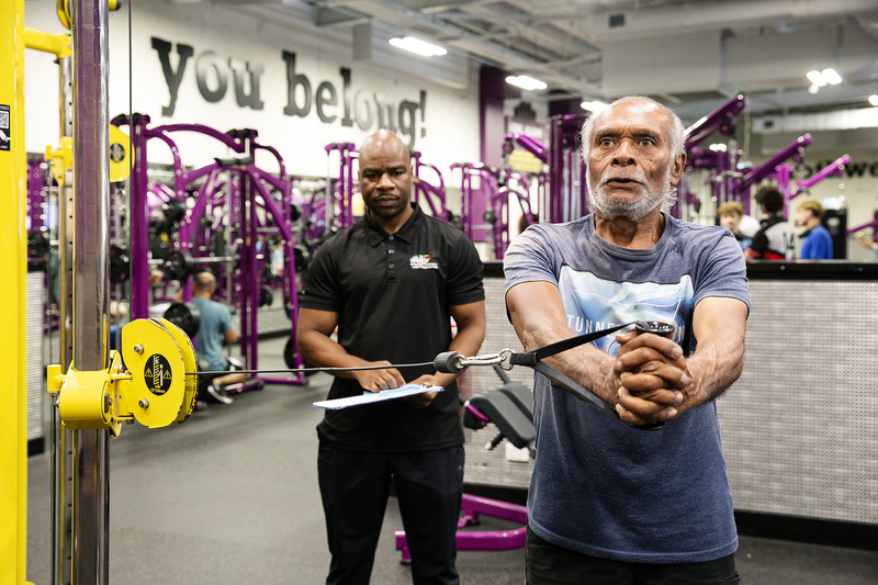 A staff member with an Indigenous client working on Lung Rehab exercises at a local gym.